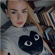 Studentessa liceo scientifico che impartisce ripetizioni a ragazzi delle superiori e delle medie